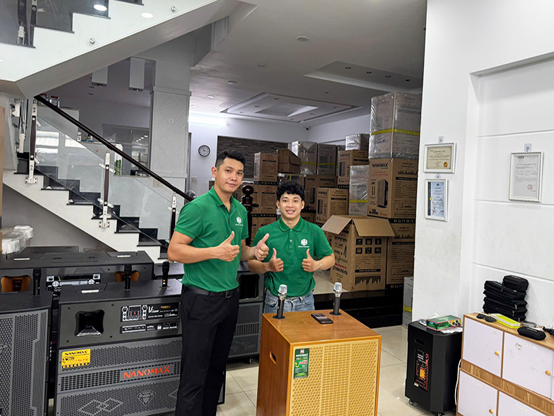 Bên trong cừa hàng loa kéo của Điện Máy Nam Hoàng